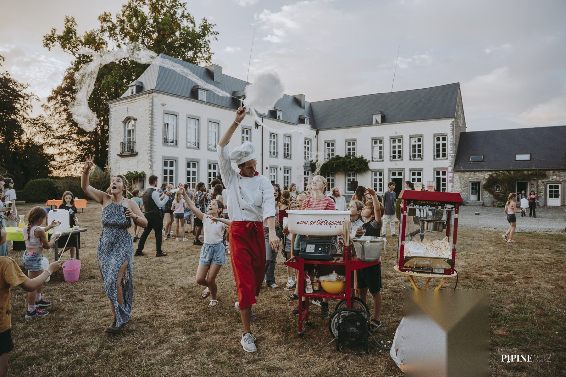 Show de barbe à papa volante au Château d'Émines en Belgique, barbes à papa dans les airs devant les invités