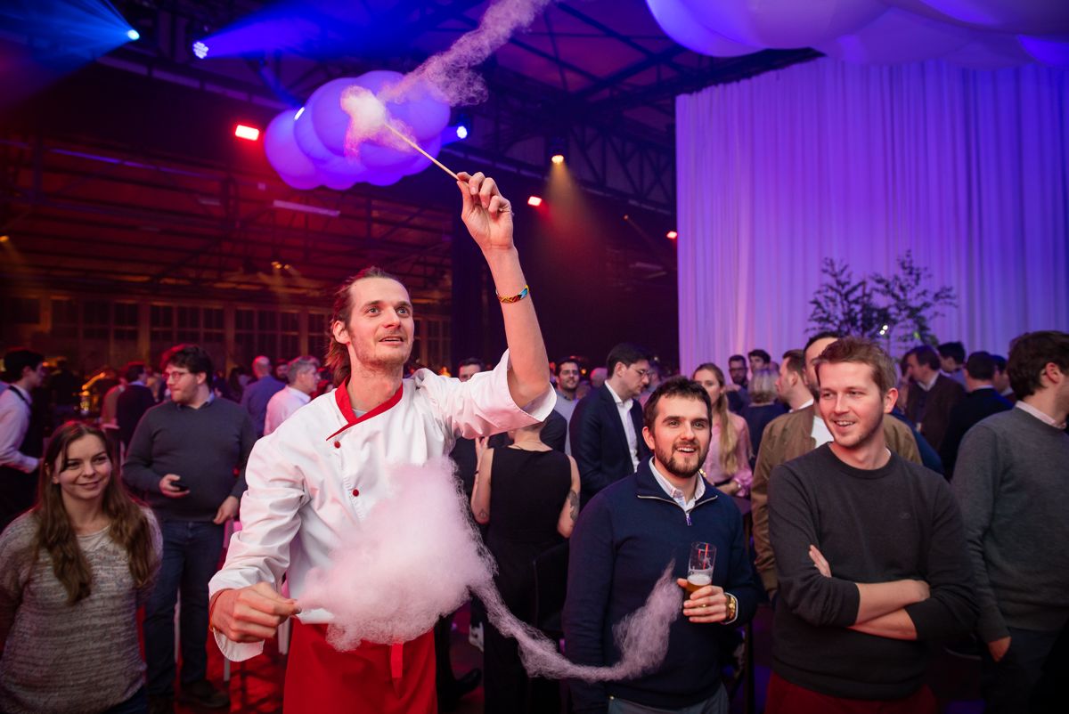 Show de barbe à papa volante lors d'une soirée d'entreprise à Bruxelles