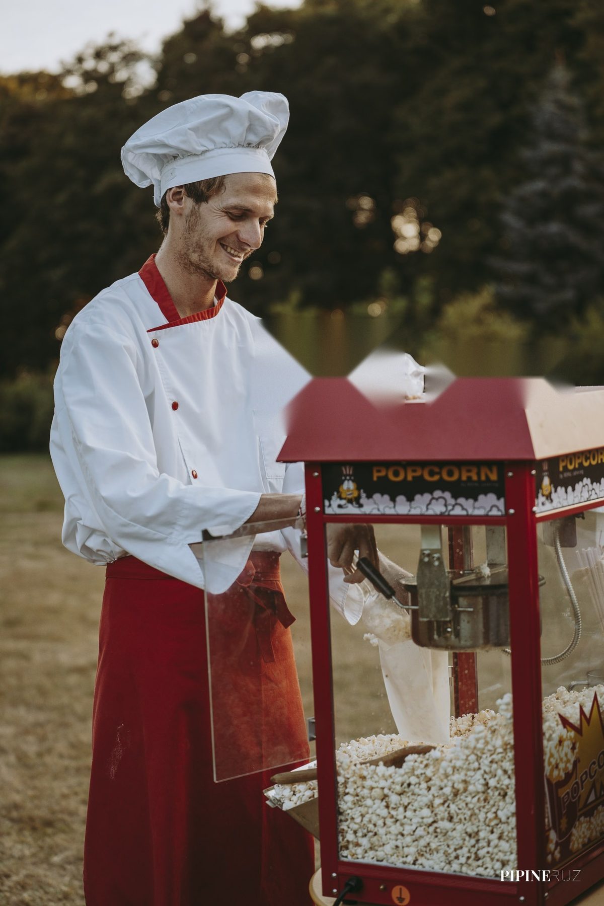 Jérôme au stand popcorn lors d'un événement